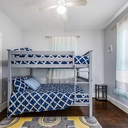 Cozy Sea Breeze Bungalow - 2 Mins To The Beach غالفيستون، تكساس المظهر الخارجي الصورة