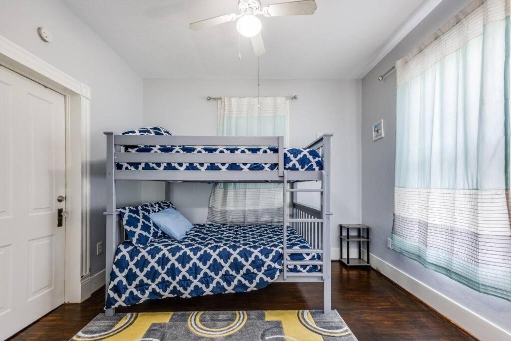 Cozy Sea Breeze Bungalow - 2 Mins To The Beach غالفيستون، تكساس المظهر الخارجي الصورة