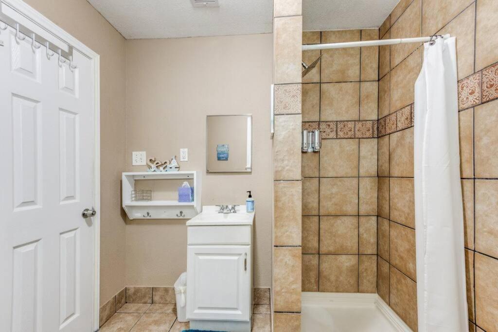 Cozy Sea Breeze Bungalow - 2 Mins To The Beach غالفيستون، تكساس المظهر الخارجي الصورة