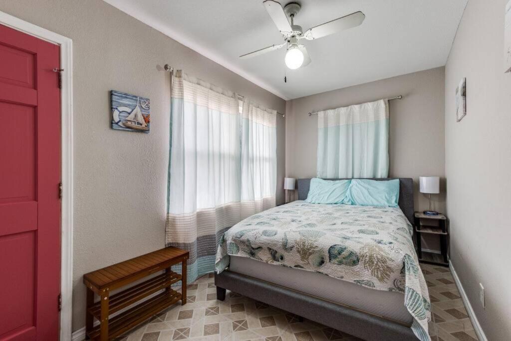 Cozy Sea Breeze Bungalow - 2 Mins To The Beach غالفيستون، تكساس المظهر الخارجي الصورة